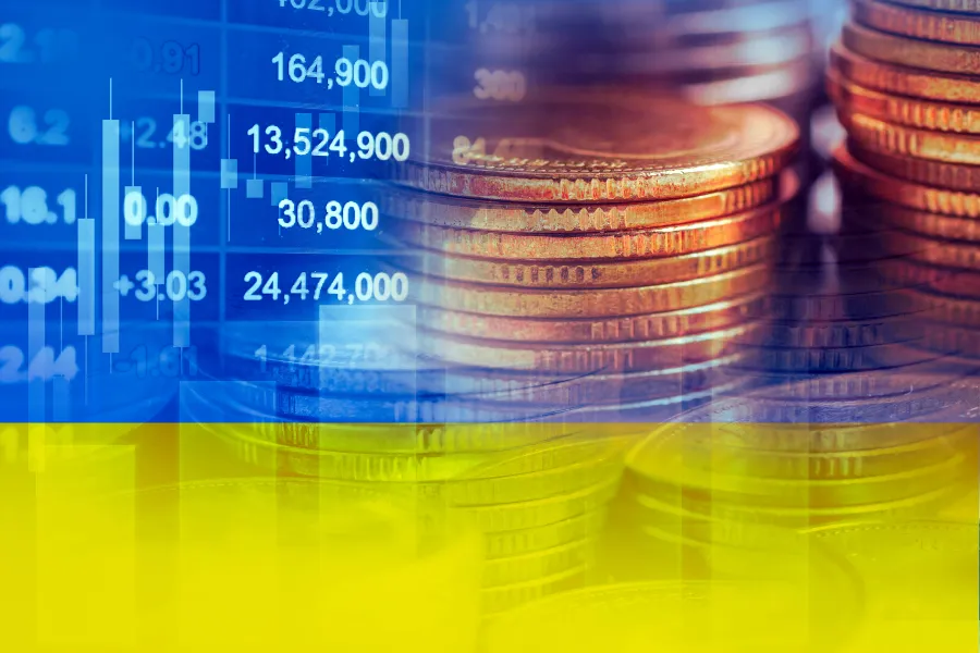 що зараз особливо помітною є  залежність курсу гривні від світових тенденцій щодо коливань ціни долара США та євро