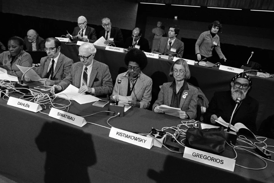 Віра Кістяківська (друга праворуч) на громадських слуханнях щодо ядерного роззброєння в Амстердамі, 27 листопада 1981 року. - фото сайт Бабель https://babel.ua/texts/96852-ukrajinec-georgiy-kistyakivskiy-dopomig-oppengeymeru-stvoriti-yadernu-bombu-a-potim-radiv-trom-prezidentam-ssha-vid-neji-vidmovitis-os-yogo-istoriya