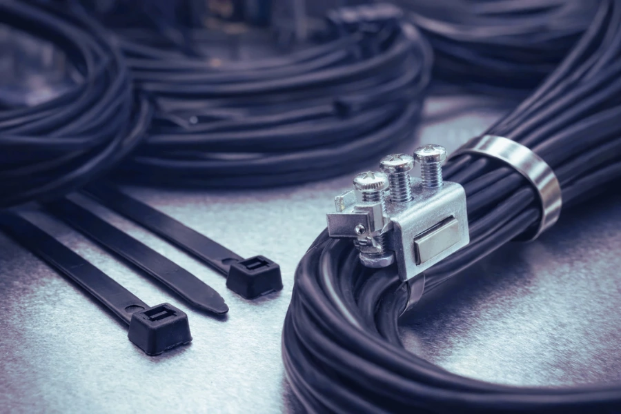 Пластикові vs металеві кабельні стяжки 5