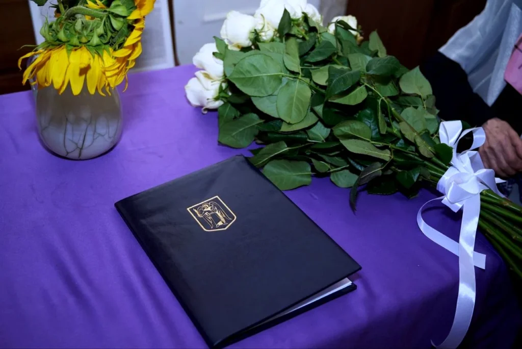 Валентина Гончар відзначає 100-річний ювілей: жінка, яка зберегла літературну спадщину Олеся Гончара Новини Києва 2025 Валентина Гончар Валентина Гончар відзначає 100-річний ювілей: жінка, яка зберегла літературну спадщину Олеся Гончара Новини Києва 2025 Валентина Гончар