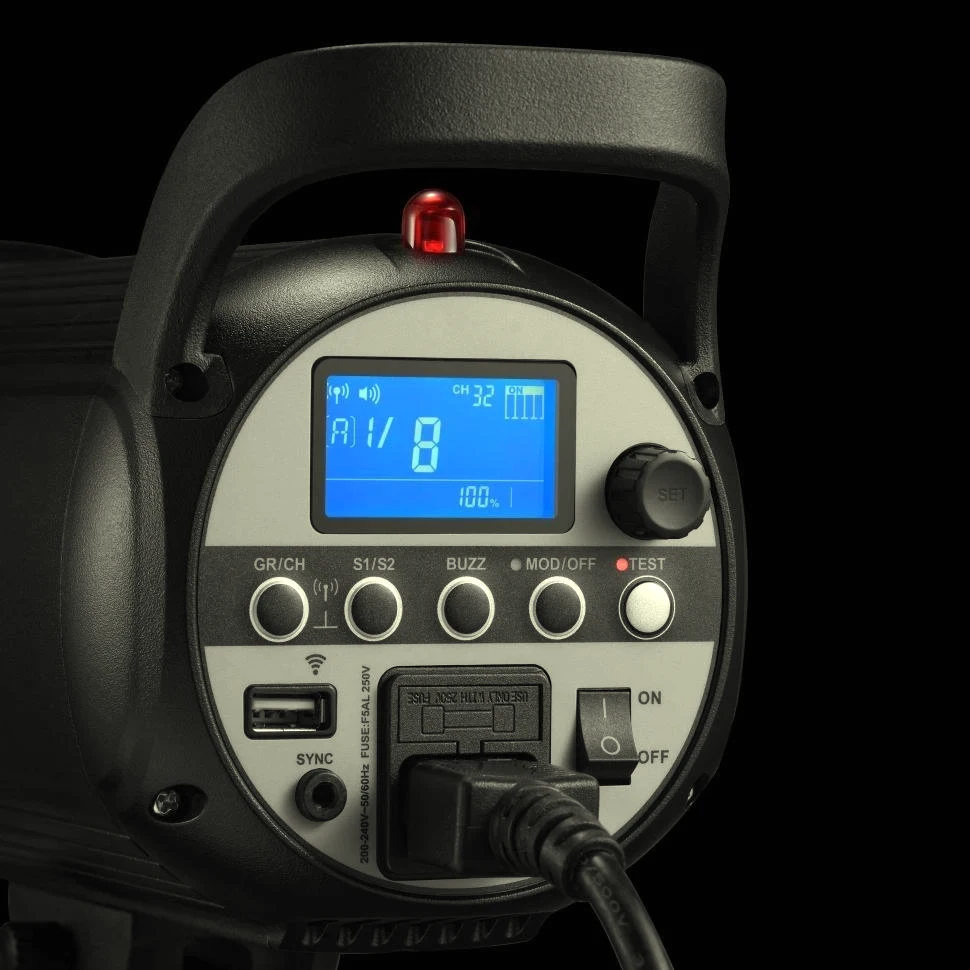 Панель керування моноблока Godox SK400II-V крупним планом, синій дисплей із підсвічуванням, червоний купол світлосинхронізатора, селектор SET та клавіша ручного спуску TEST Панель керування моноблока Godox SK400II-V крупним планом, синій дисплей із підсвічуванням, червоний купол світлосинхронізатора, селектор SET та клавіша ручного спуску TEST